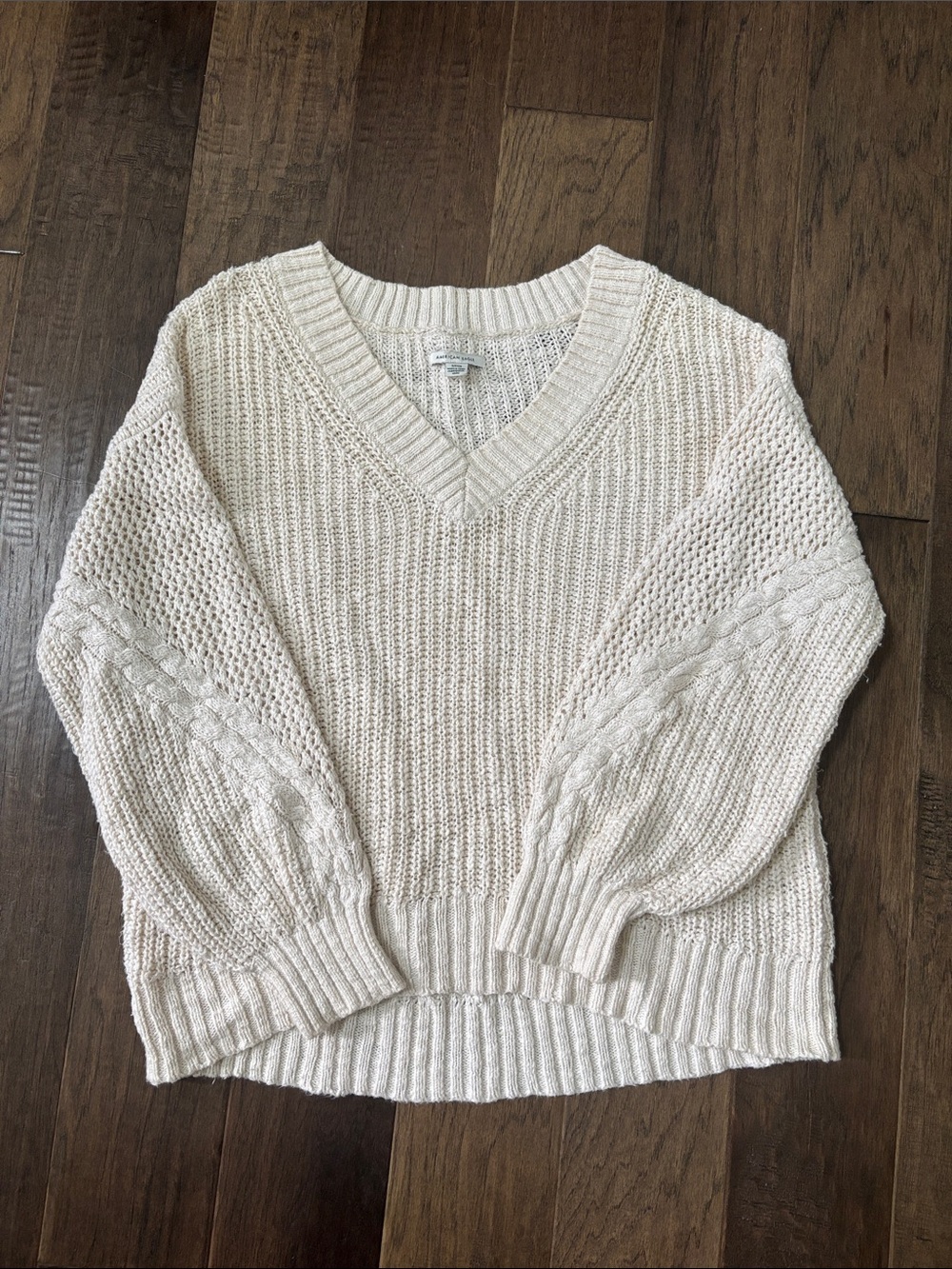 American Eagle Women’s Cream V-Neck Cable Knit V-Neck Sweater Size Small